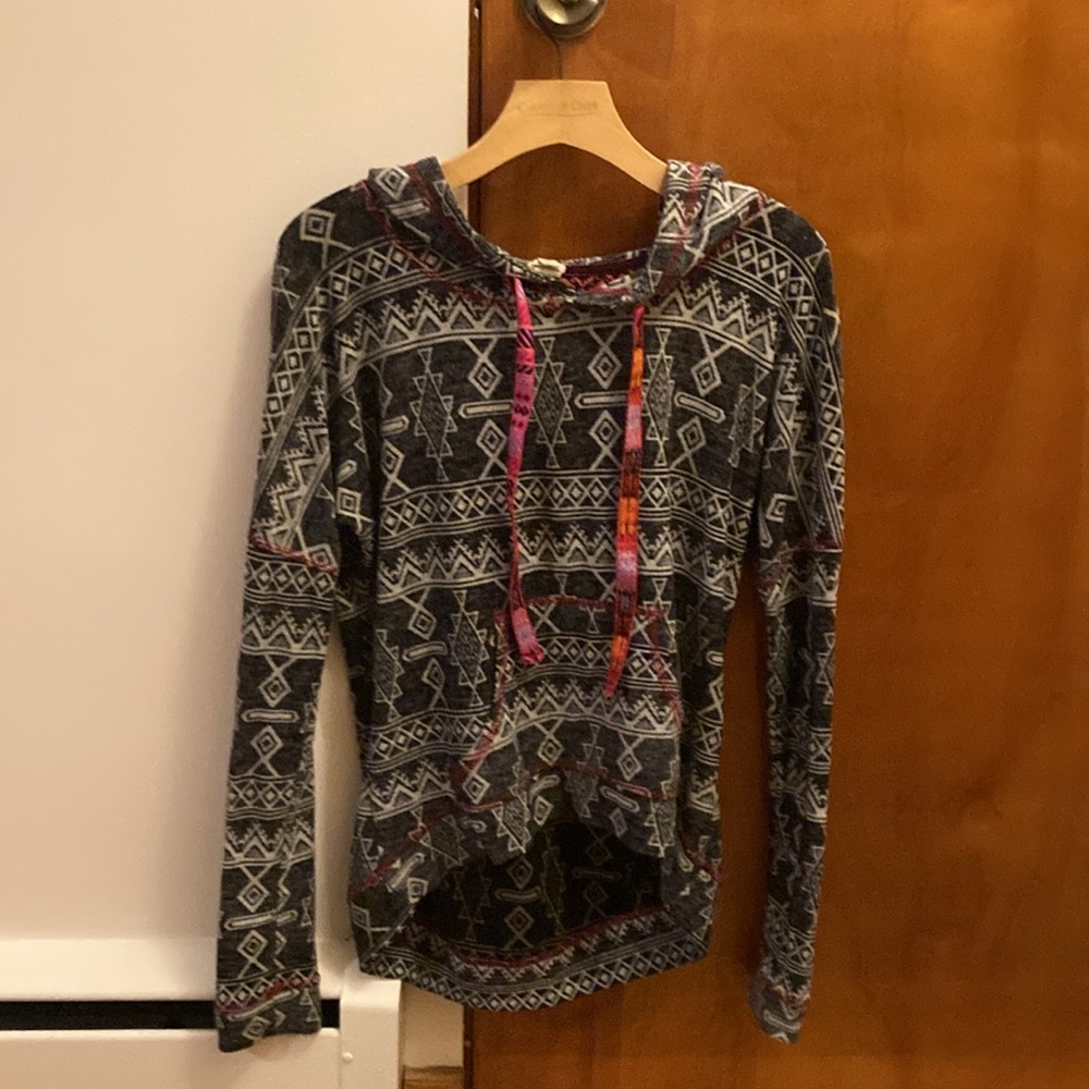 Gimmicks by BKE Aztec Print Hooded Lightweight Sweater Small